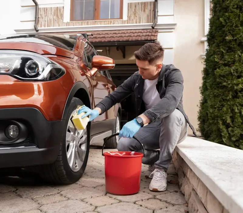 Lavage auto à domicile Maisdon-sur-Sèvre : professionnel intervenant sur un véhicule